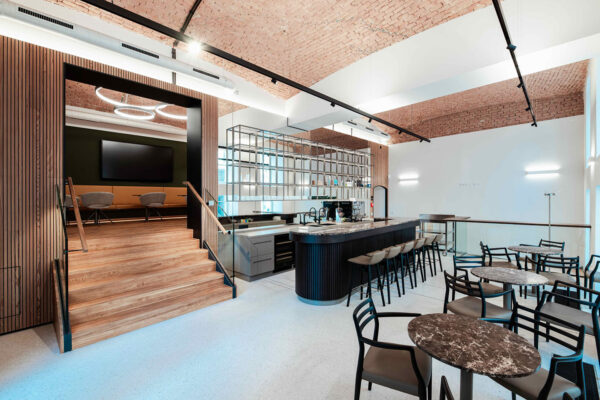 Innenansicht im mit Ziegeloberflächen, im Vordergrund Kaffeetische mit Sesseln